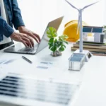 Ingénieur thermicien d'un bureau d'étude thermique analysant les plans d'une rénovation énergétique