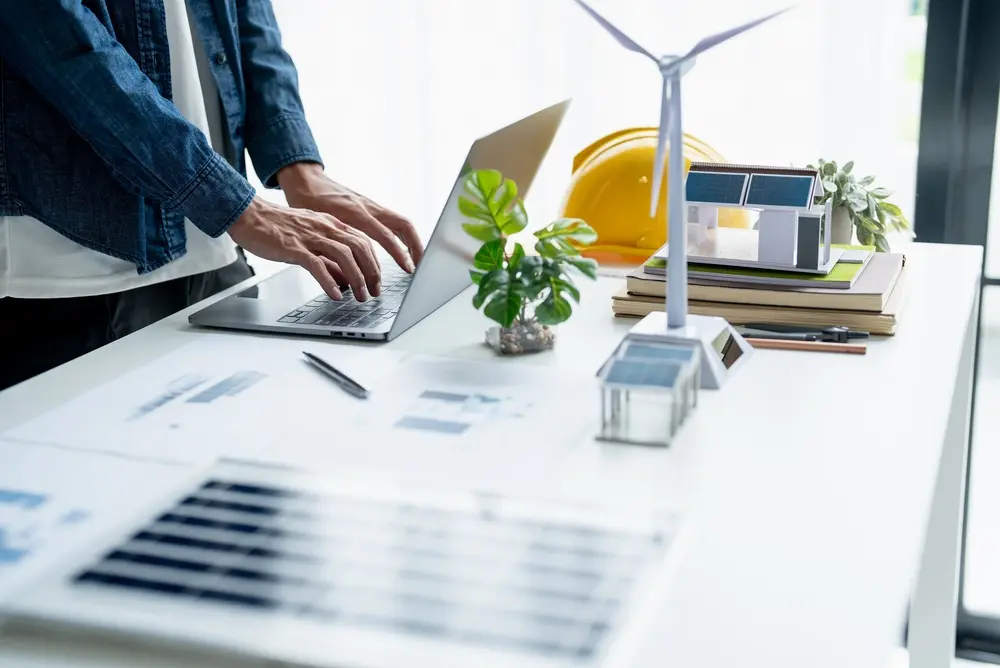 Ingénieur thermicien d'un bureau d'étude thermique analysant les plans d'une rénovation énergétique